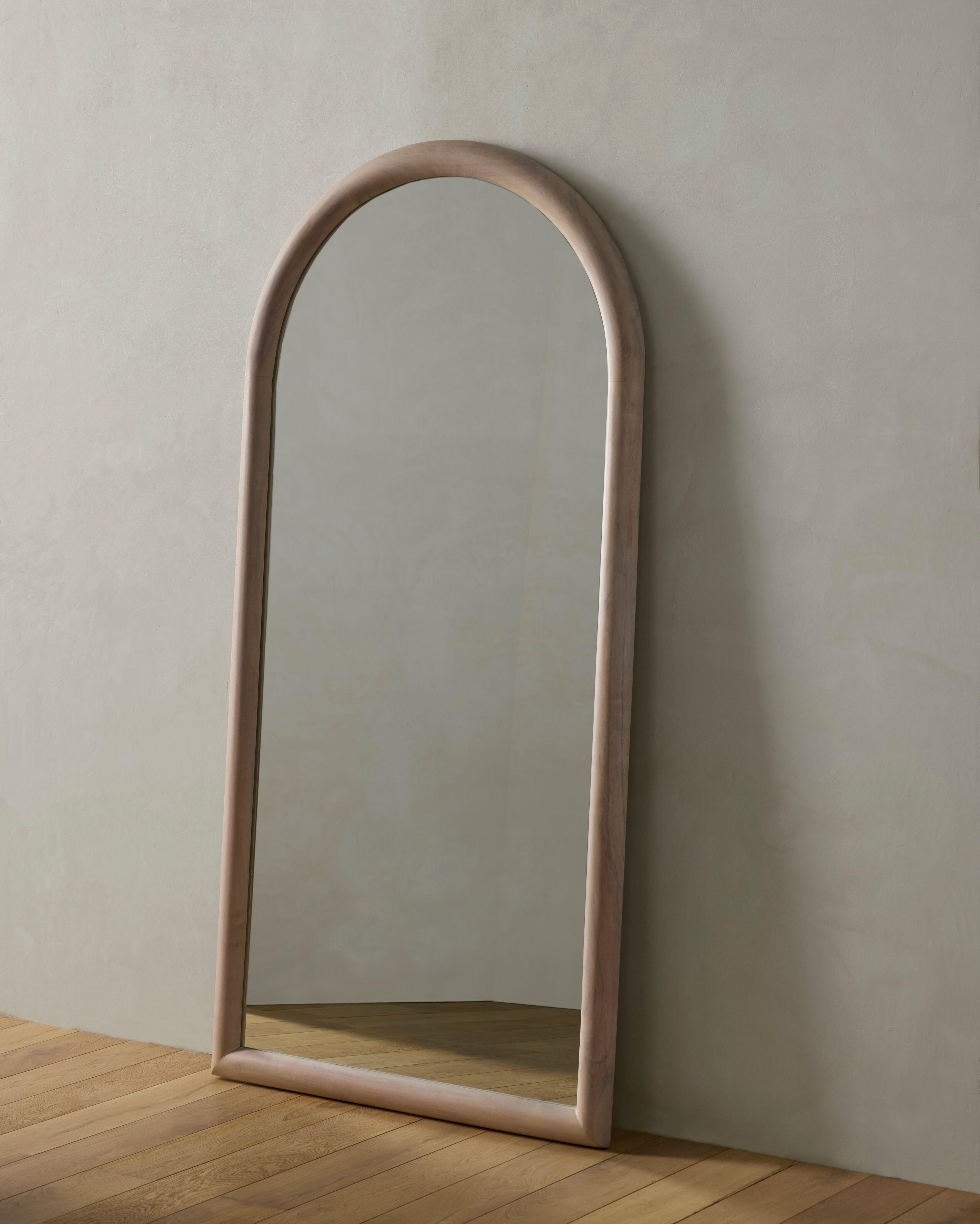 モダンアート Negaglio ( アーチスト ロバート ) Echo Arched Acacia Wood Floor Mirror | Joon Loloi