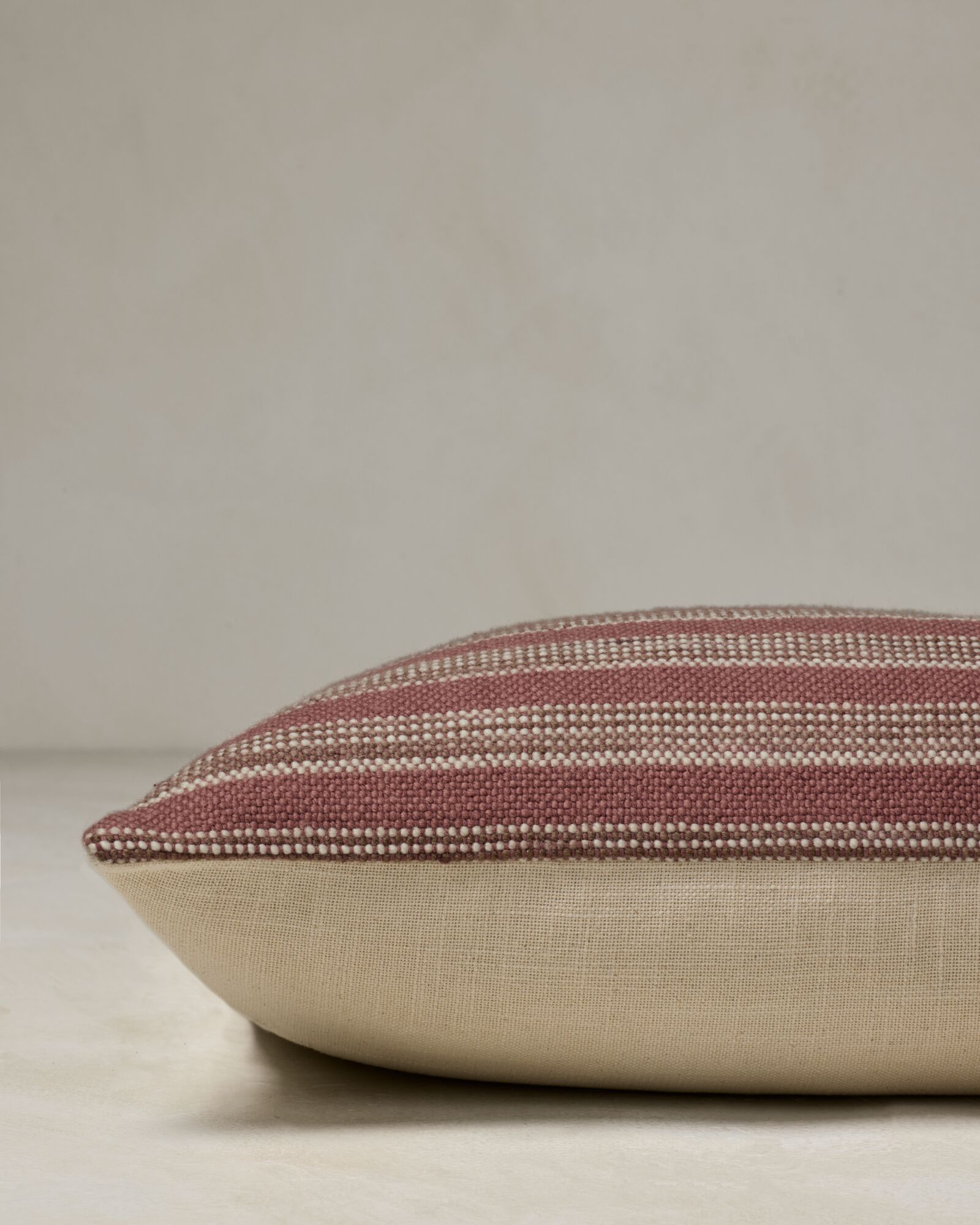 ターニングポイント　LopNur　Jason Liu新シグネチャー Kayleigh Lumbar Pillow | Joon Loloi