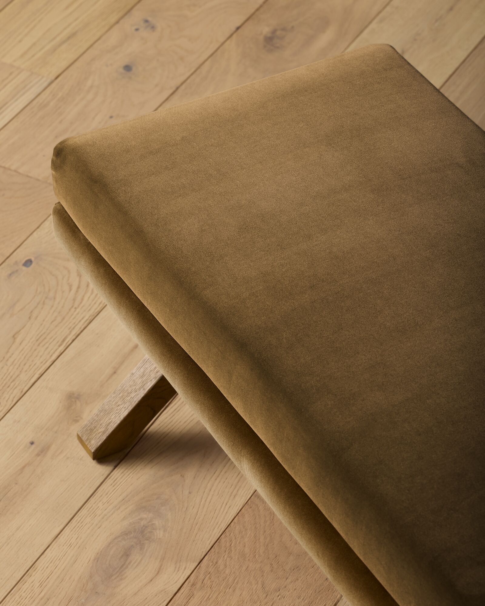 Nellie Bench | Joon Loloi