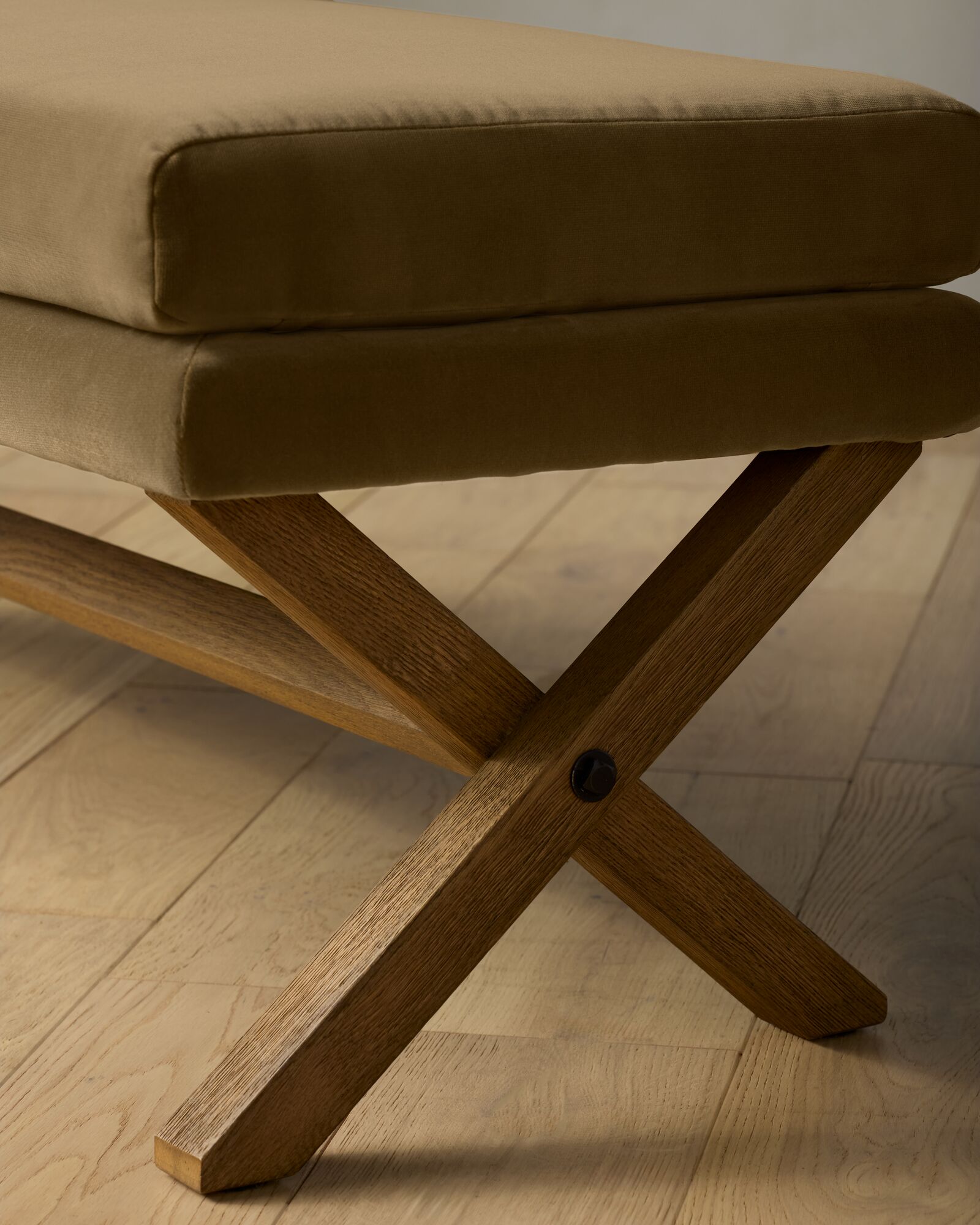 Nellie Bench | Joon Loloi